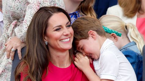 Kate Middleton Volo In Economica Con I Figli Ma Senza William