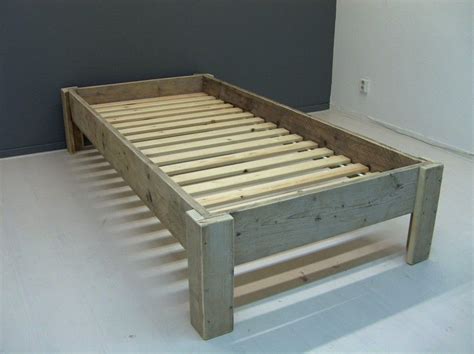 Zo kun je je eigen steigerhouten stoelen, tafel, tuinbank, kast of bureau maken. zelf bed maken van steigerhout - Google zoeken | Bed ...