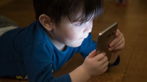 Die meisten kinder bekommen im durchschnitt zwischen neun bis zehn jahren ein handy. Handy für Kinder - Ab wann ist ein Handy für mein Kind ...