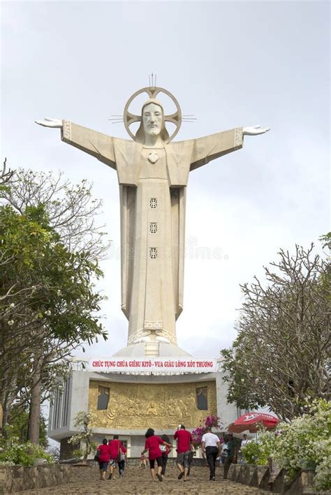 La Gente Scala Alla Statua Gigante Di Jesus Christ In Cima Al Supporto