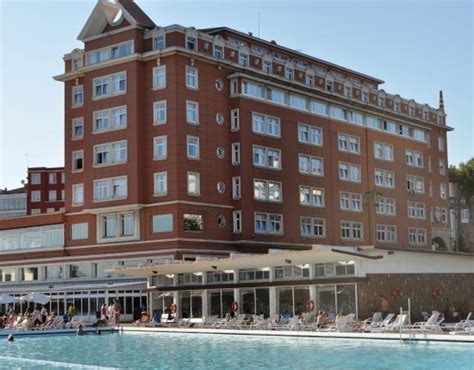 Los servicios de emergencia acudieron a las seis de la tarde del sábado a un hotel de santa cruz en respuesta a una amenaza de suicidio por parte de una mujer que se había subido a la terraz. Fachada del hotel - Picture of NH Collection A Coruna ...
