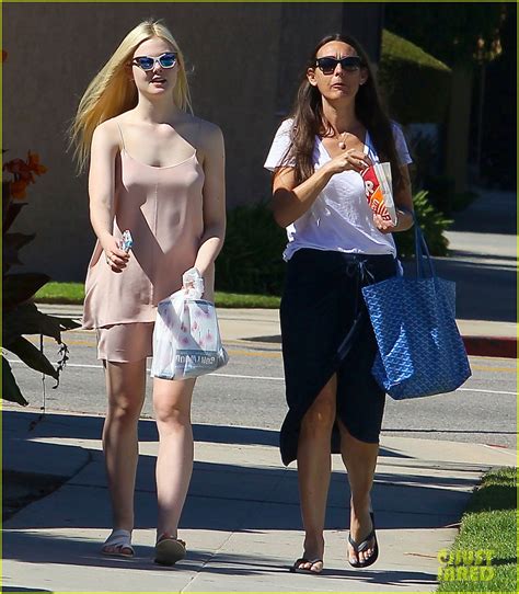 Photo Elle Fanning Preps For Halloween With Mom Heather 09 Photo