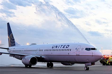 United Airlines adds health credit to employee buyout packages