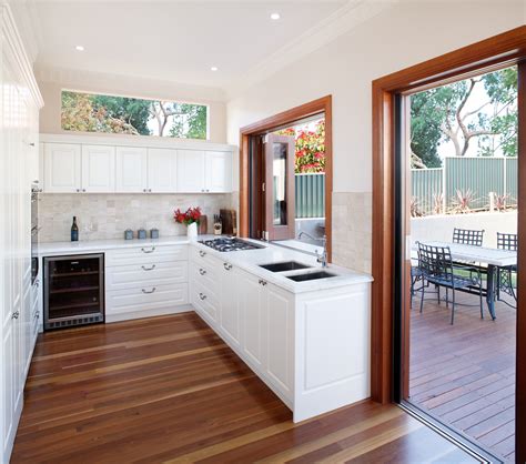 These free, diy outdoor kitchen plans will help you plan and build a new outdoor space where you can gather with friends and family to enjoy a meal. Creating an indoor-outdoor kitchen - Completehome