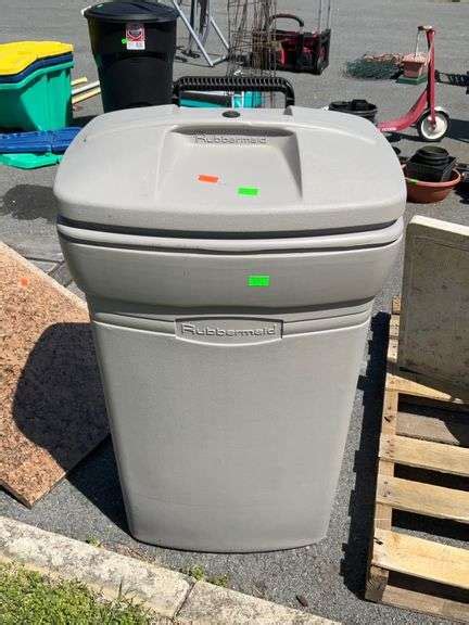 Rubbermaid Roughneck 45 Gallon Wheeled Trash Can New Condition Seller Code 65 Hash Auctions