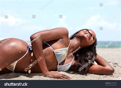 Hermosa Mujer Negra En La Playa Foto De Stock 37950859 Shutterstock