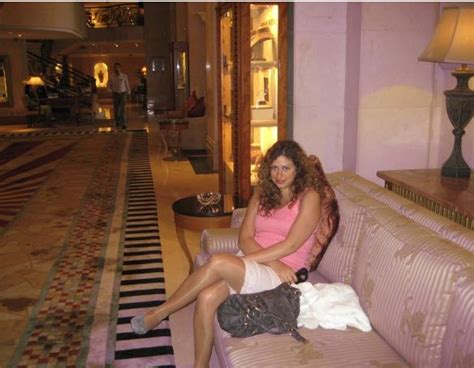 Beauties Arabian Pics Beautiful Girl In Hotel Lobby