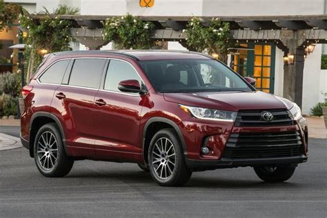 2016 Vs 2017 Toyota Highlander Whats The Difference Autotrader