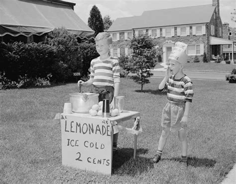 These Vintage Photographs Celebrate The Simple Easygoing Fun Of Summers Past Vintage Us