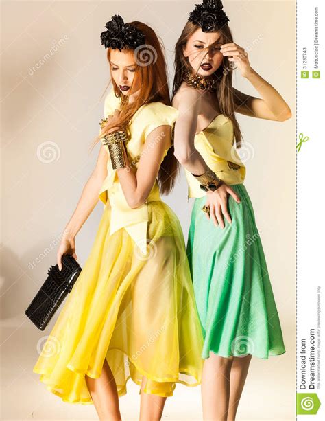 Deux Belles Filles Se Sont Habill Es Dans Des Robes D T Image Stock