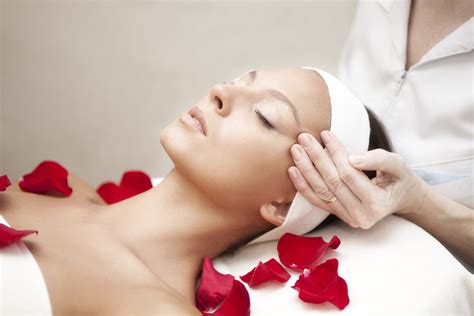 Countless Healthy Benefits Of The Facial Massage What Woman Needs