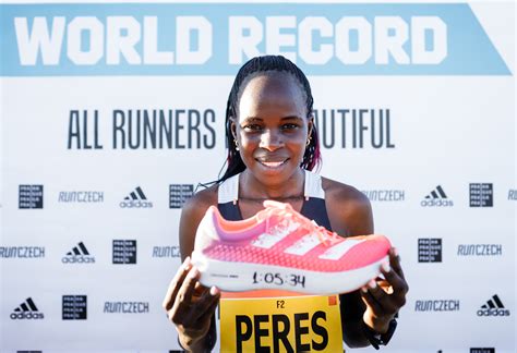 Peres jepchirchir set a new world record in women's only race. PERES JEPCHIRCHIR ROMPE EL RÉCORD MUNDIAL DEL MEDIOMARATÓN ...