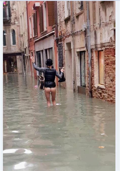 Acqua Alta A Venezia Una Donna Cammina Nuda Per La Calle Allagata La Foto Diventa Un Simbolo