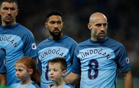 Полузащитник «манчестер сити» илкай гюндоган открыл счет в матче апл с «ливерпулем» (3:1, второй тайм). Manchester City's Ilkay Gundogan Tribute Was So Touching ...