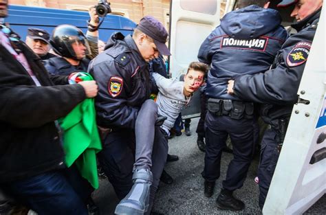 Russian Authorities Arrest Lgbt Activists Protesting Against Chechnya S Persecution Of Gay Men