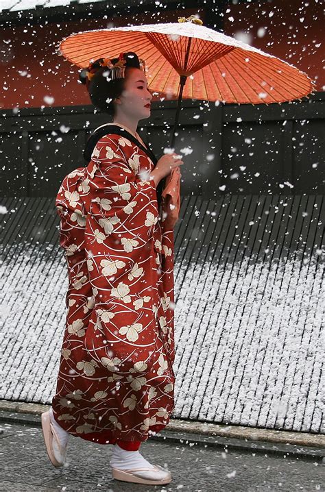 maiko in winter japanese women geisha japan beauty
