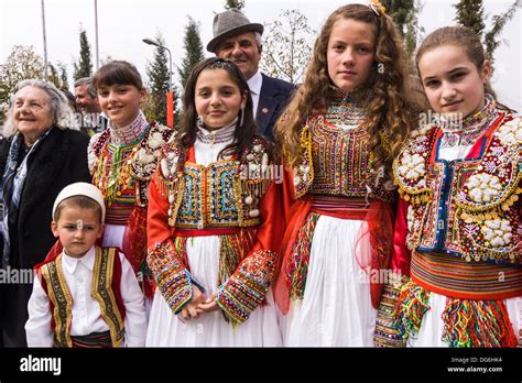 Albanische M Dchen In Tracht Zu Feiern Das Neujahr Der Bektaschi In