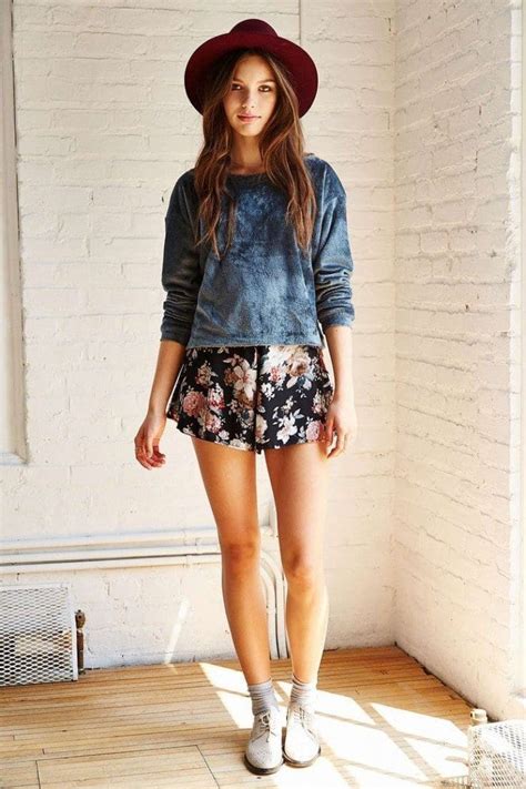 Tennis shoes are a cool and sporty footwear option. Outfits with Floral Shorts - 40 Ways to Style Floral Shorts