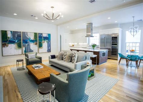 A thread of blue draws the eye through this open-concept ...