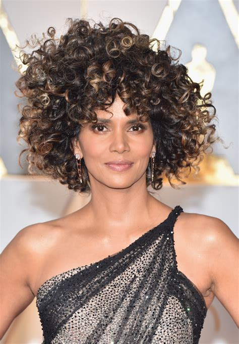 Halle Berrys Curly Afro Was Hard To Miss On The 2017 Oscars Red Carpet
