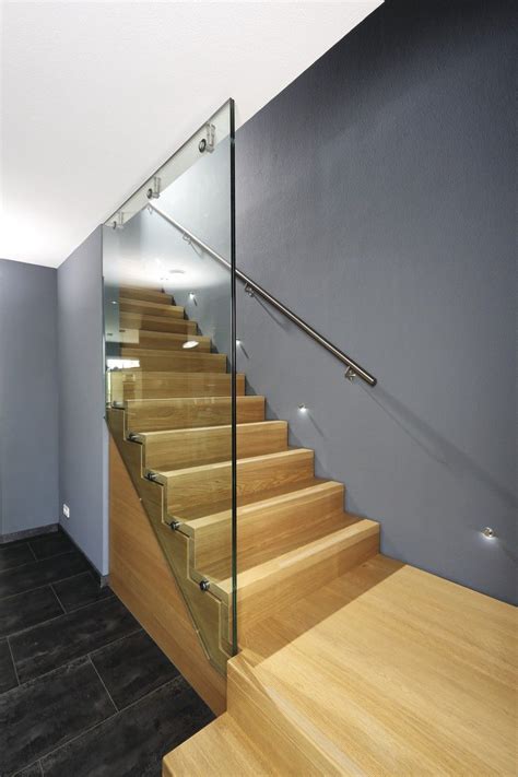 Bei unseren treppen stimmen nicht nur die qualität, sondern auch die preise. Innen Treppe Holz mit Glasgeländer - WeberHaus City Life ...