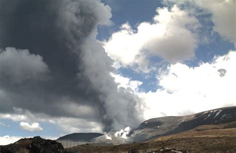 New Zealand Volcano Erupts Dozens Of Hikers Safe The Weather Channel