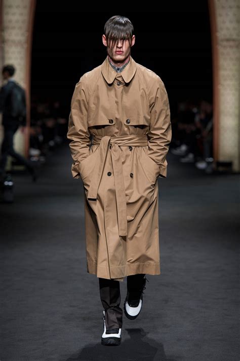 Example sentences from the web for men. VERSACE FALL WINTER 2017-18 MEN'S COLLECTION | The Skinny Beep