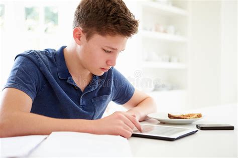 Zu hause zu studieren birgt die gefahr, zu vereinsamen oder mit offenen fragen und problemen allein sitzen zu bleiben. Teenager, Der Zu Hause Unter Verwendung Digital-Tablets ...