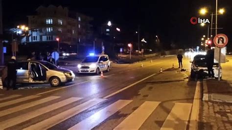 Kavşakta iki otomobil çarpıştı 2 yaralı Dailymotion Video