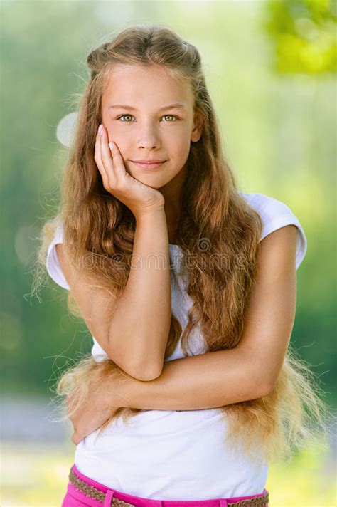 Jeune Belle Fille Avec Le Long Cheveu Image Stock Image Du Caucasien