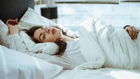 manakah posisi tidur paling sehat miring ke kanan atau ke kiri