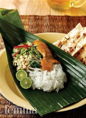 Ambil nasi hangat secukupnya, tambahkan sayurannya sehingga menutupi nasi. Nasi Pecel Madiun (Pecel Rice Madiun style), always ...