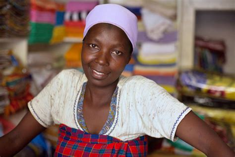 Ugandan Woman A Beautiful Ugandan Woman Staffs A Fabric Sh Flickr