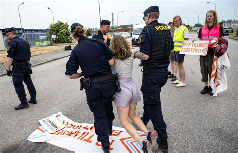 Greta Thunberg Charged With Disobeying Cops During Protest Huffpost