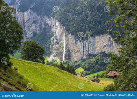 Lauterbrunnen Tal In Den Schweizer Alpen Stockbild Bild Von Abstand