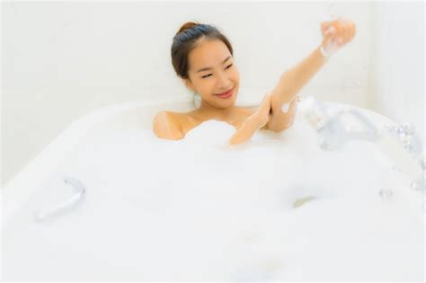 Portrait Belle Jeune Femme Asiatique Prend Une Baignoire Dans La Salle