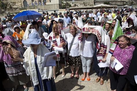Jewish Women Pray At Jerusalem Holy Site Angering Rabbi Daily Mail