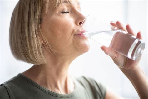 Hoe warm water drinken je kan helpen om regelmatiger te poepen