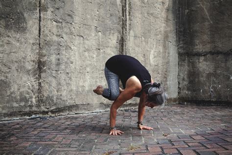Cinco Claves Y Pasos Para Empezar A Hacer Posturas Invertidas En Yoga