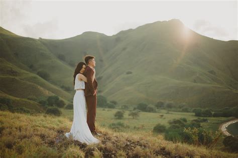 A Nature Loving Couple S Engagement Shoot On Komodo Island Bridestory Blog