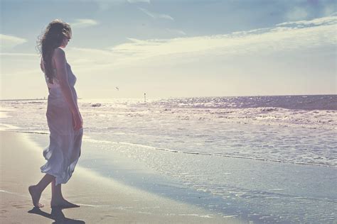 배경 화면 햇빛 야외 여성 여자들 모델 일몰 바다 육지 모래 맨발 하늘 바닷가 드레스 푸른 아침 연안 수평선 휴가 아름다움 대양 웨이브