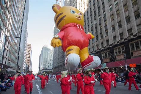 Revelers brave frigid temps, wind for America's oldest Thanksgiving Day parade - WHYY