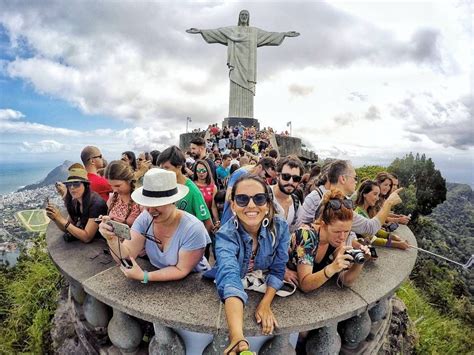 Selfie No Cristo Redentor Confira Dicas De Como Aproveitar O Seu Dia No Ponto Turístico Mais