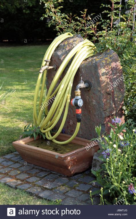 Der vorteil hierbei besteht darin, dass sie diese stelle ganz. Wasserstelle im Garten Stock Photo - Alamy