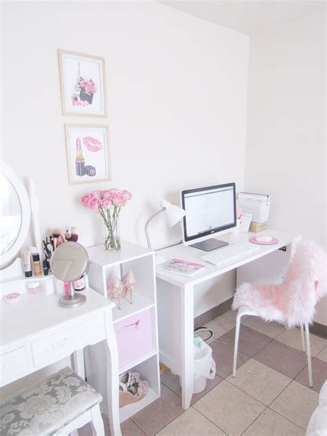Buy several sets of cool girlish bedding that will set a mood and highlight the bedroom décor. The essentials for a feminine bedroom (With images ...