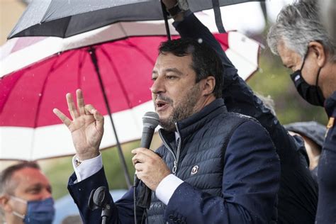 Salvini Parla Senza Mascherina Alla Manifestazione Dei Sindacati Delle