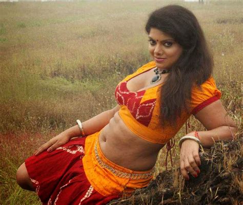 Tamil Actress Swathi Varma Hot Cleavages And Navel Show Photo Cine Gallery