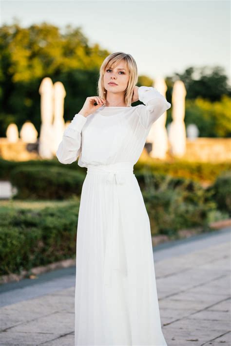 We did not find results for: Schlichtes Brautkleid - schmal und elegant mit Schleppe