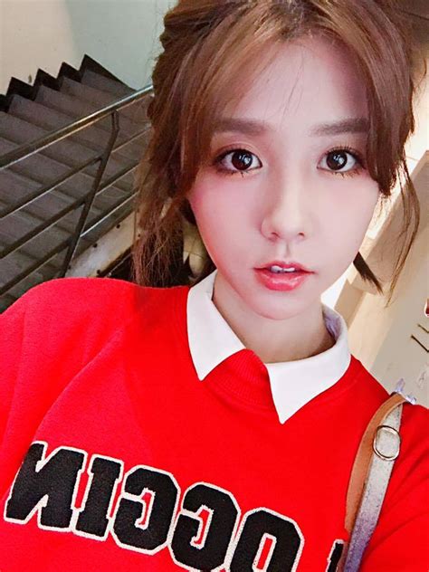 地 是我最初的歸宿 天空 是我最後的歸屬 當我紛飛而落 渲染城市灰濛濛 霧 偽裝成我. 真的受夠瀏海過渡期!手指輕鬆抓一抓，小臉系捲Q瀏海就這樣出現了～ - Beauty美人圈