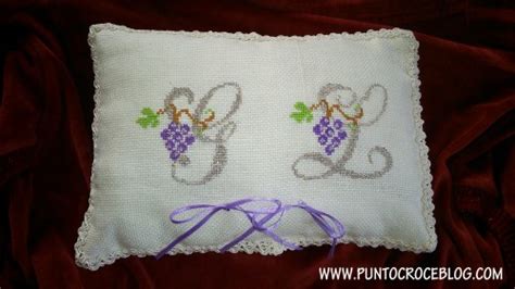 Schemi gratis da realizzare a filet punto croce maglia uncinetto e ricamo. Cuscino Portafedi a Puntocroce | L'Arte del Ricamo